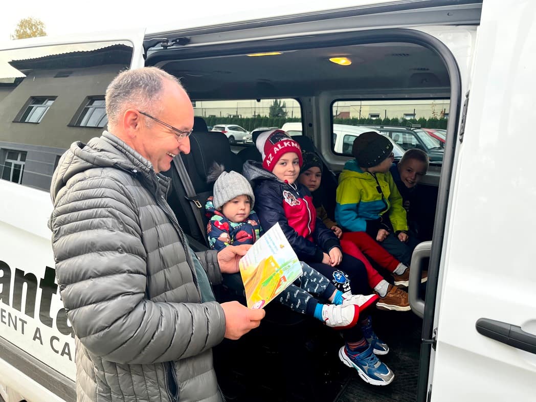 Zrób sobie przerwę na czytanie | Mężczyzna czyta bajkę dzieciom siedzącym w busie.jpg