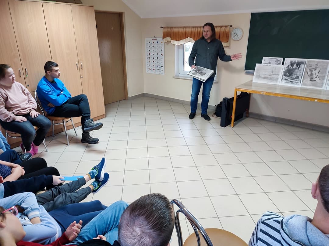 W świecie sztuki | mężczyzna pokazuje uczniom swoje fotografie.jpg