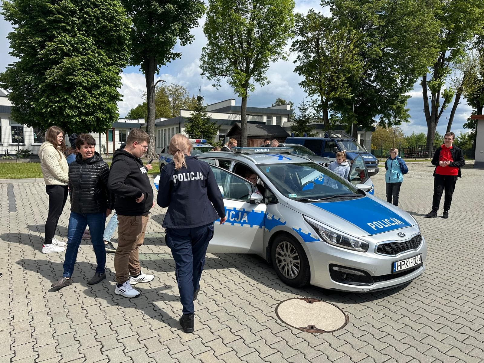 Zawody, które ratują życie | GŁÓWNE_Uczniowie oglądają samochód policyjny.jpg