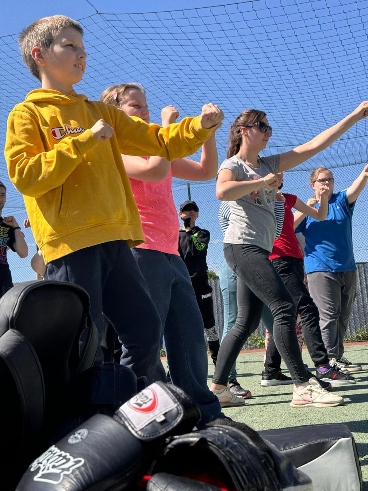 Spotkanie z instruktorem i trenerem sportów walki | Uczniowie trenuja.jpg