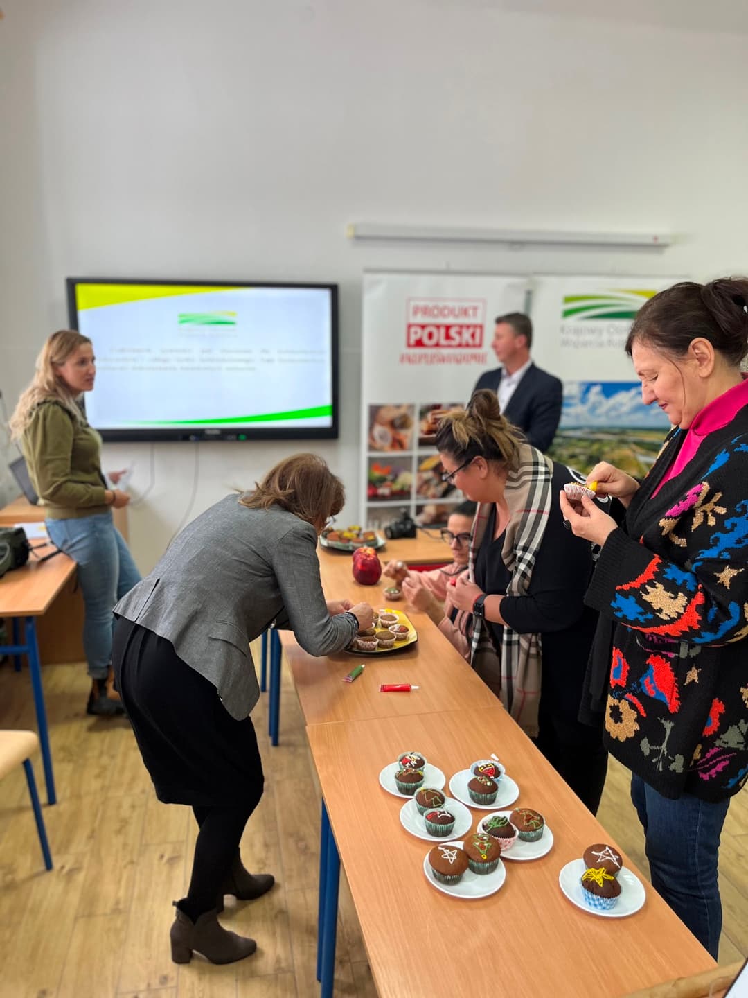 Przedświąteczne warsztaty kulinarne | Panie dyrektorki dekorują muffinki, w tel prezentacja multimedialna.JPG