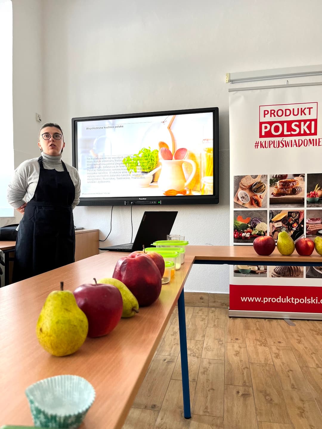 Przedświąteczne warsztaty kulinarne | Nauczycielka przedstawia prezentację .JPG