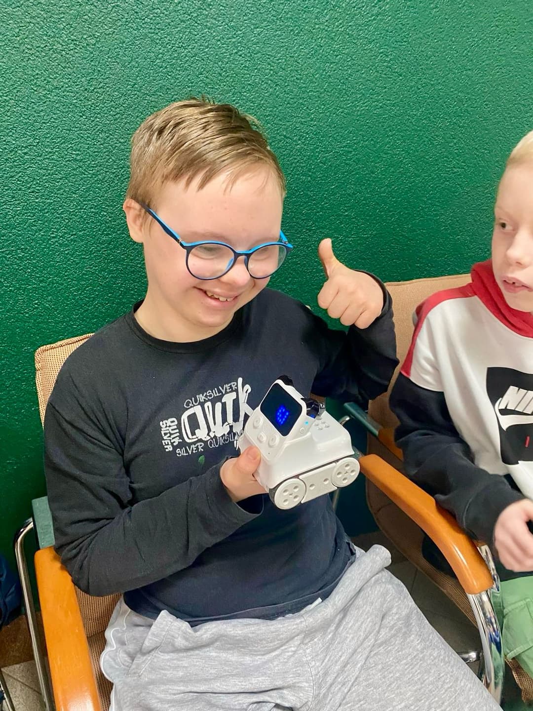 ROBOTYKA | Chlopiec w okularach trzyma w rękach małego robota.jpg