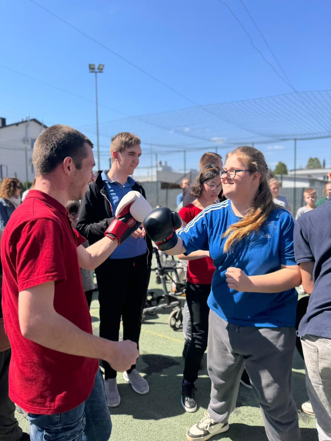 Spotkanie z instruktorem i trenerem sportów walki | Chłopiec i dziewczyna walczą w rękawicach bokserskich.jpg