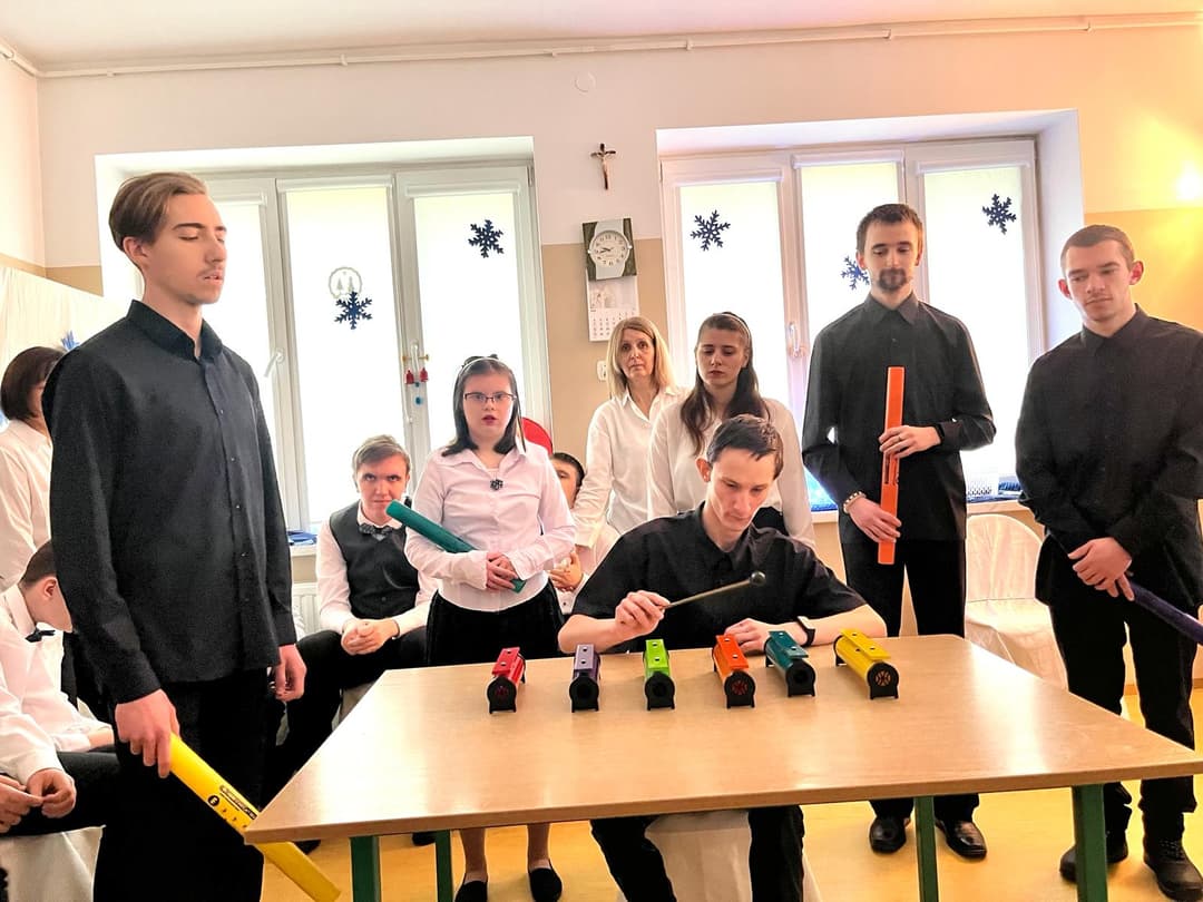 Między światłem, a ruchem… | Uczniowie grają na dzwonkach.jpg