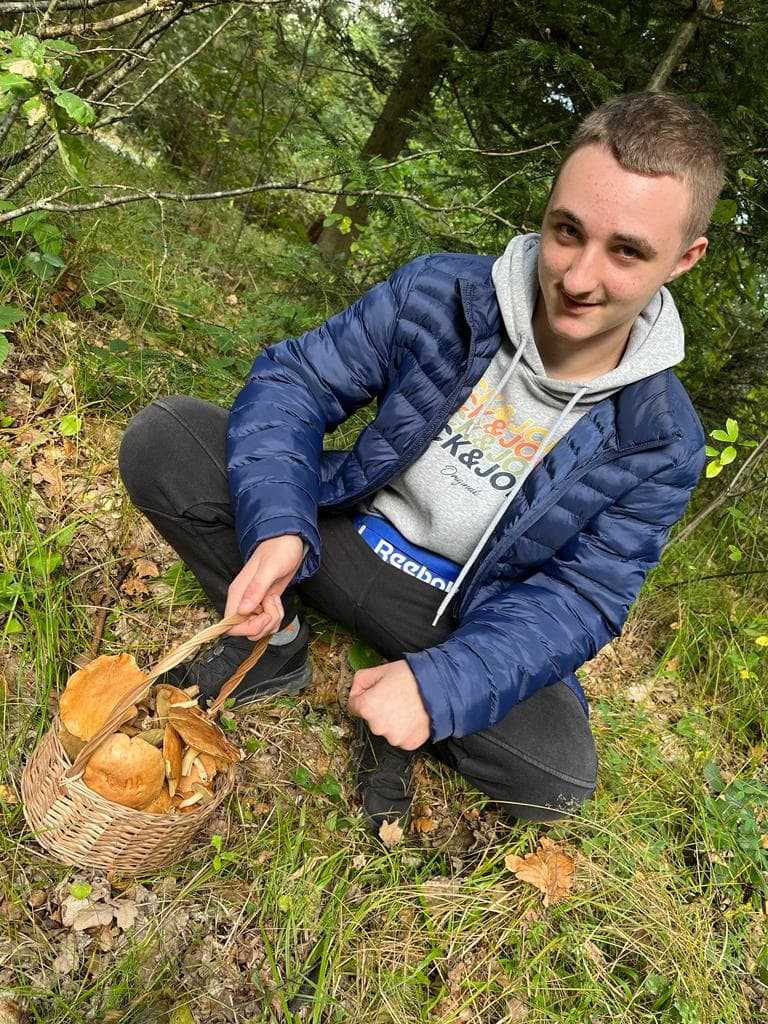 W rezerwacie przyrody Jedlina | chłopiec z koszykiem w tle las.jpg