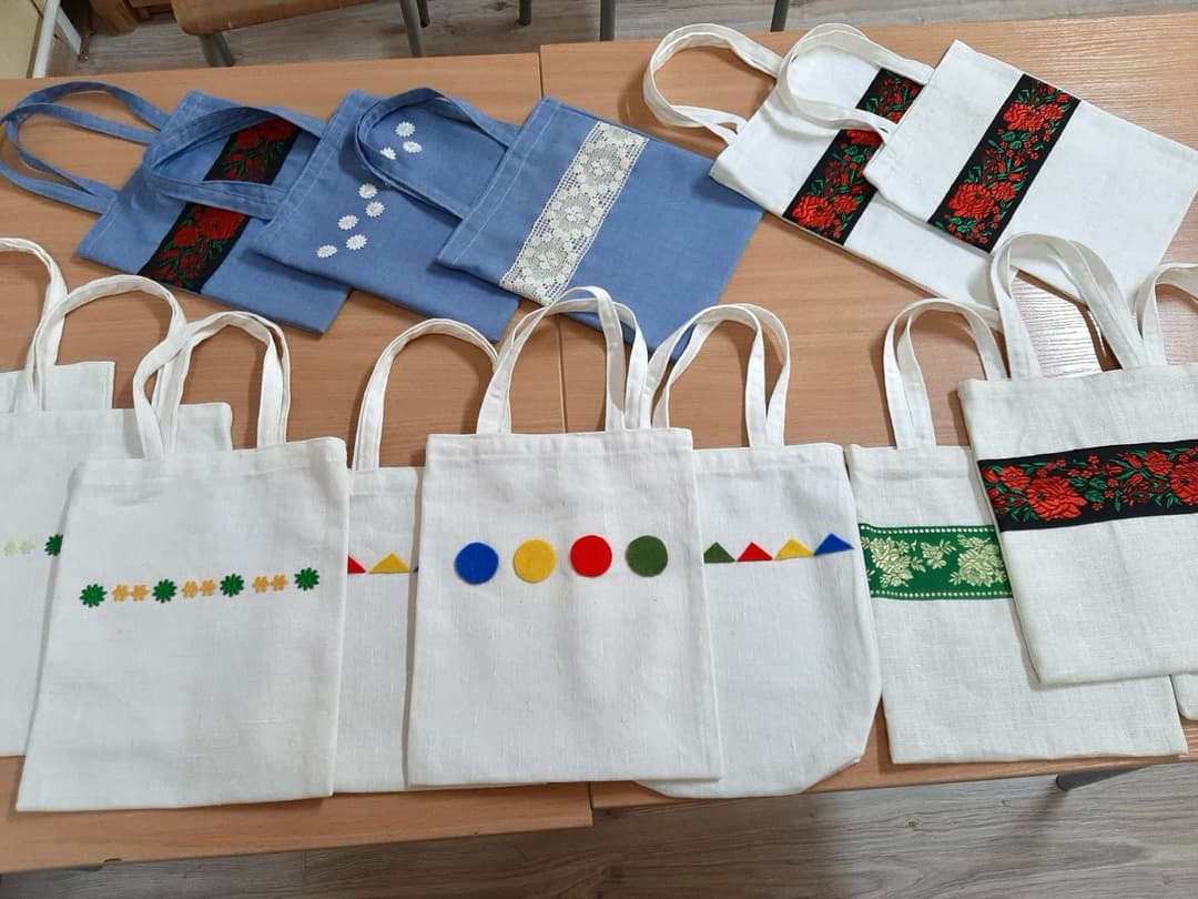 Zajęcia krawieckie w internacie | kolorowe torby z materiału.jpg
