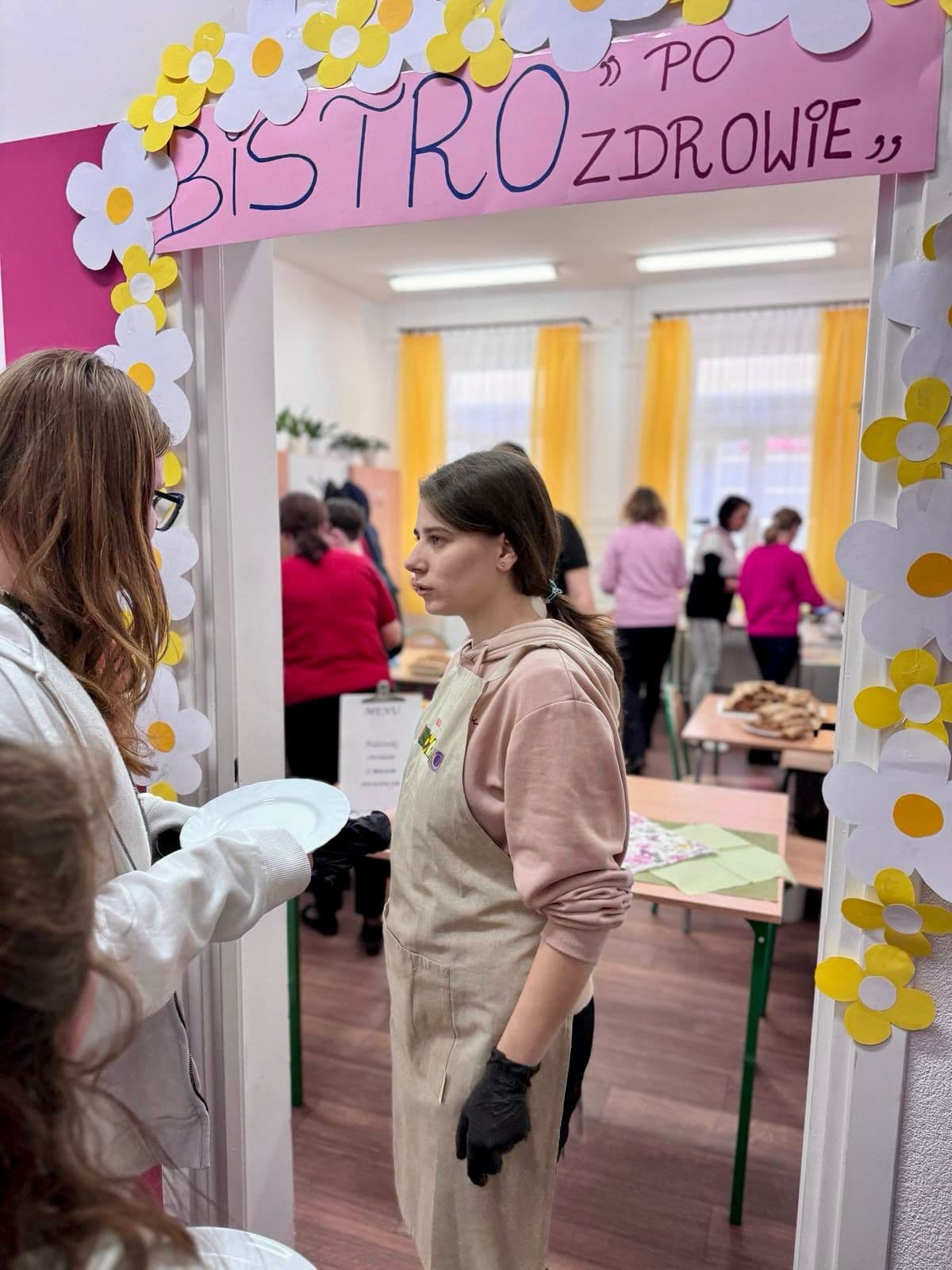 Bistro po zdrowie  | GŁÓWNE_Uczennica w fartuszku w drzwiach klasy.jpg
