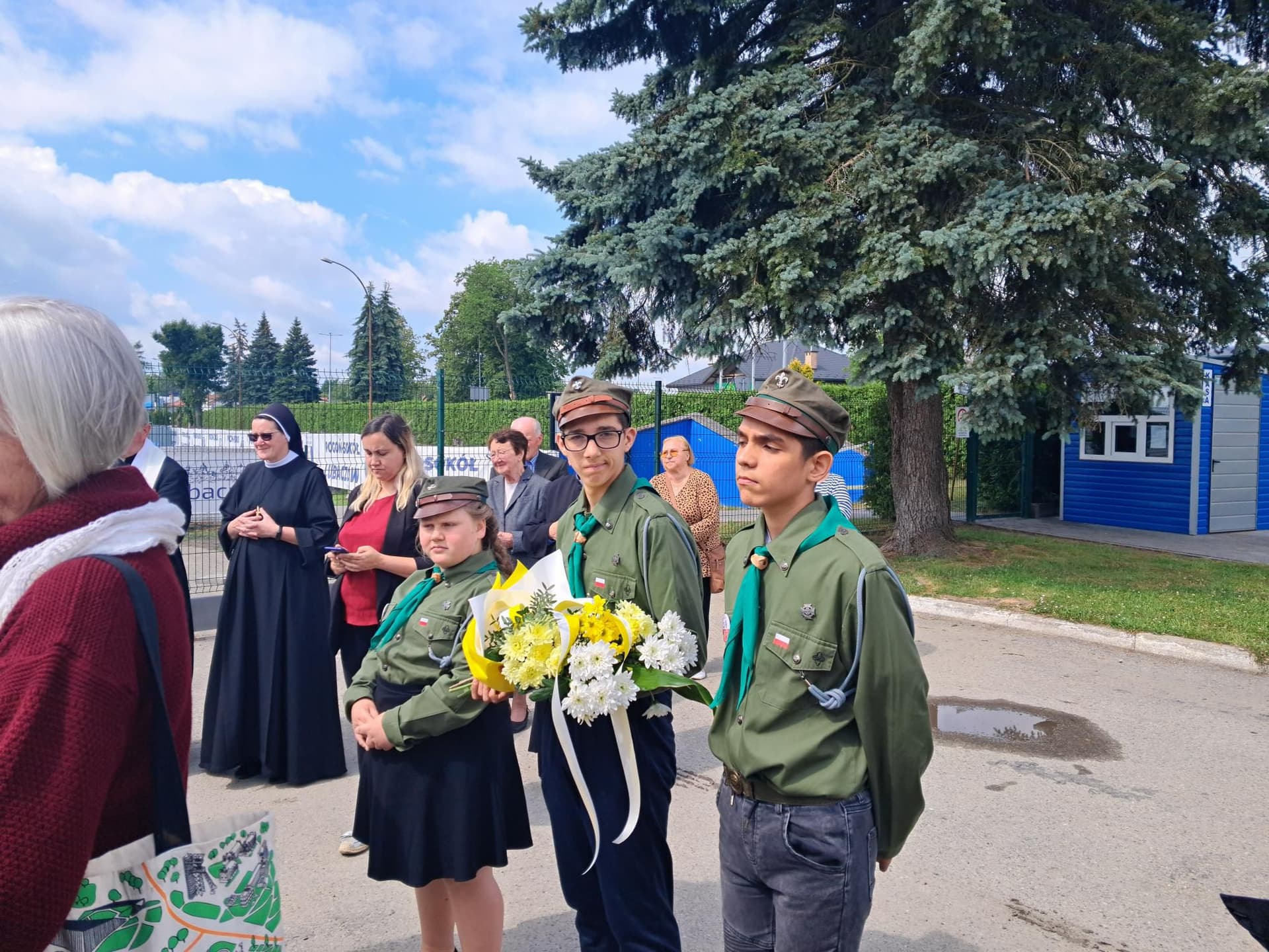 Rocznica pobytu św. Jana Pawła II w Lubaczowie | GŁÓWNE Harcerze trzymają wiązankę kwiatów.jpeg