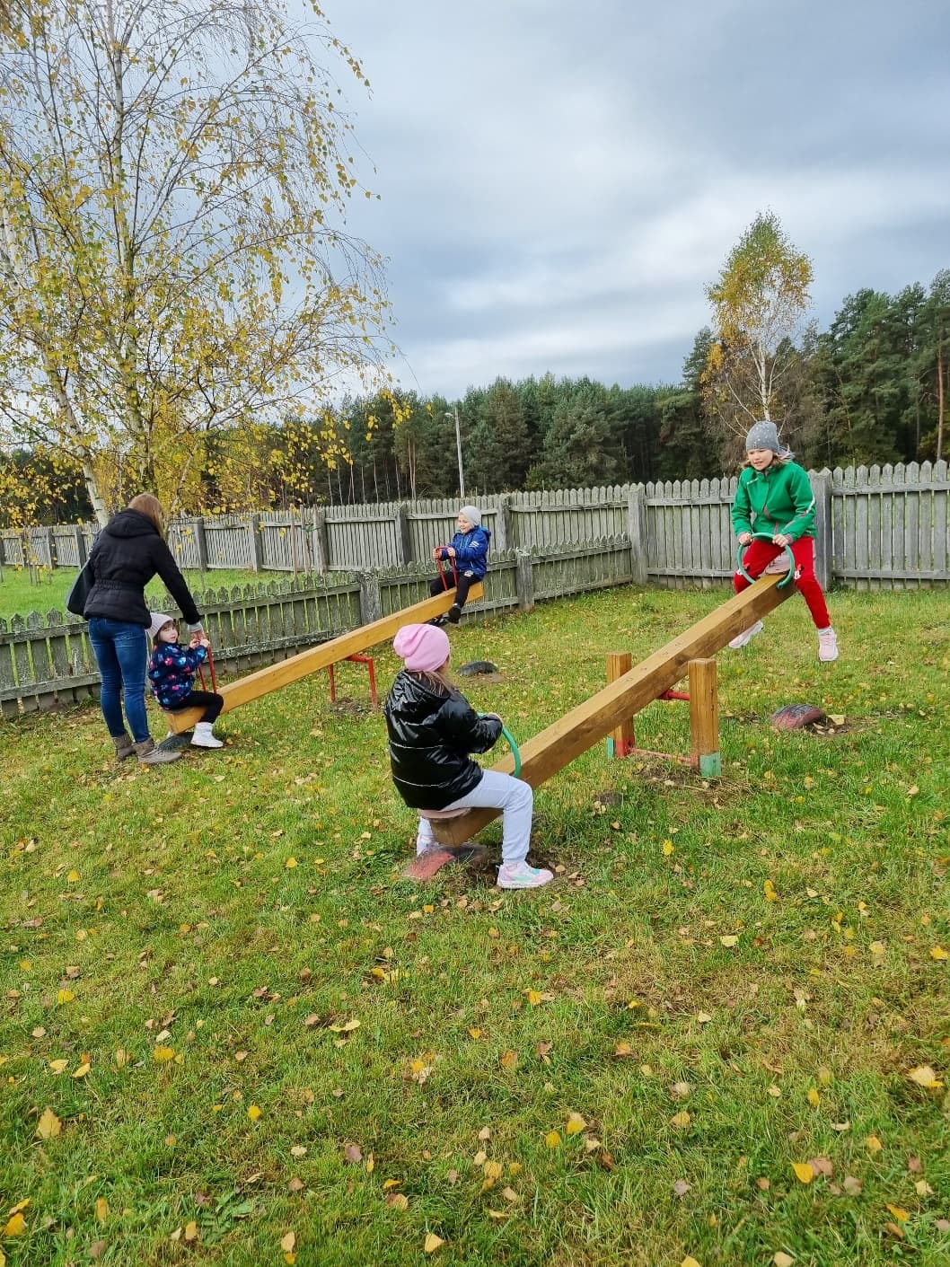 Przedszkolaki w Stacji Basznia i Kresowej Osadzie | Dzieci hustają się na huśtawce na placu zabaw.jpg