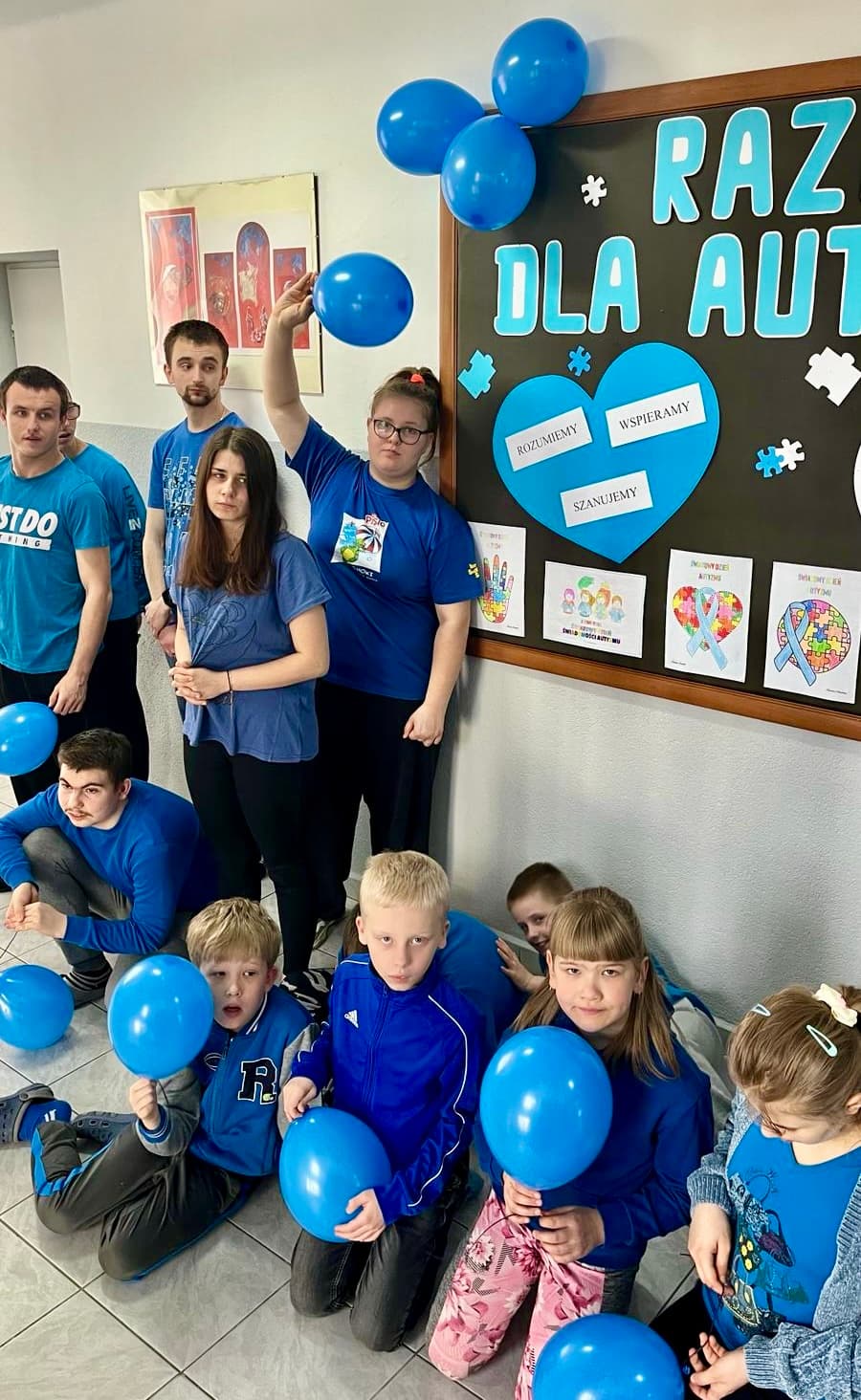 Światowy Dzień Świadomości Autyzmu | Uczniowie ubrani na niebiesko trzymają balony.jpg