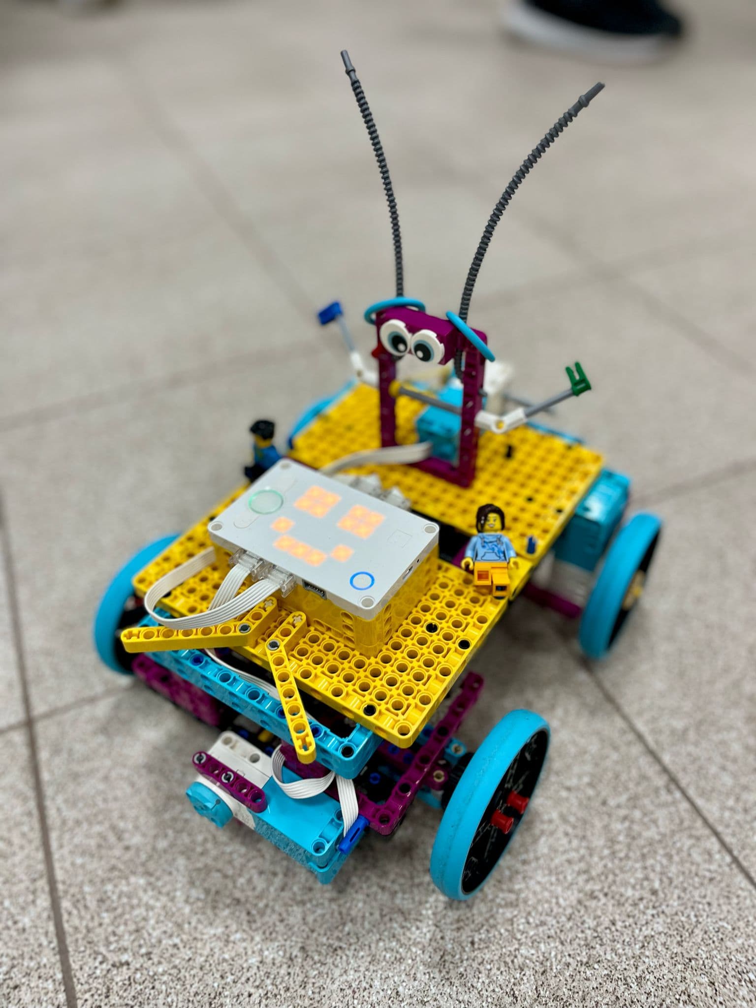 ROBOTYKA | GŁÓWNE_Kolorowy robot z klocków lego.jpg