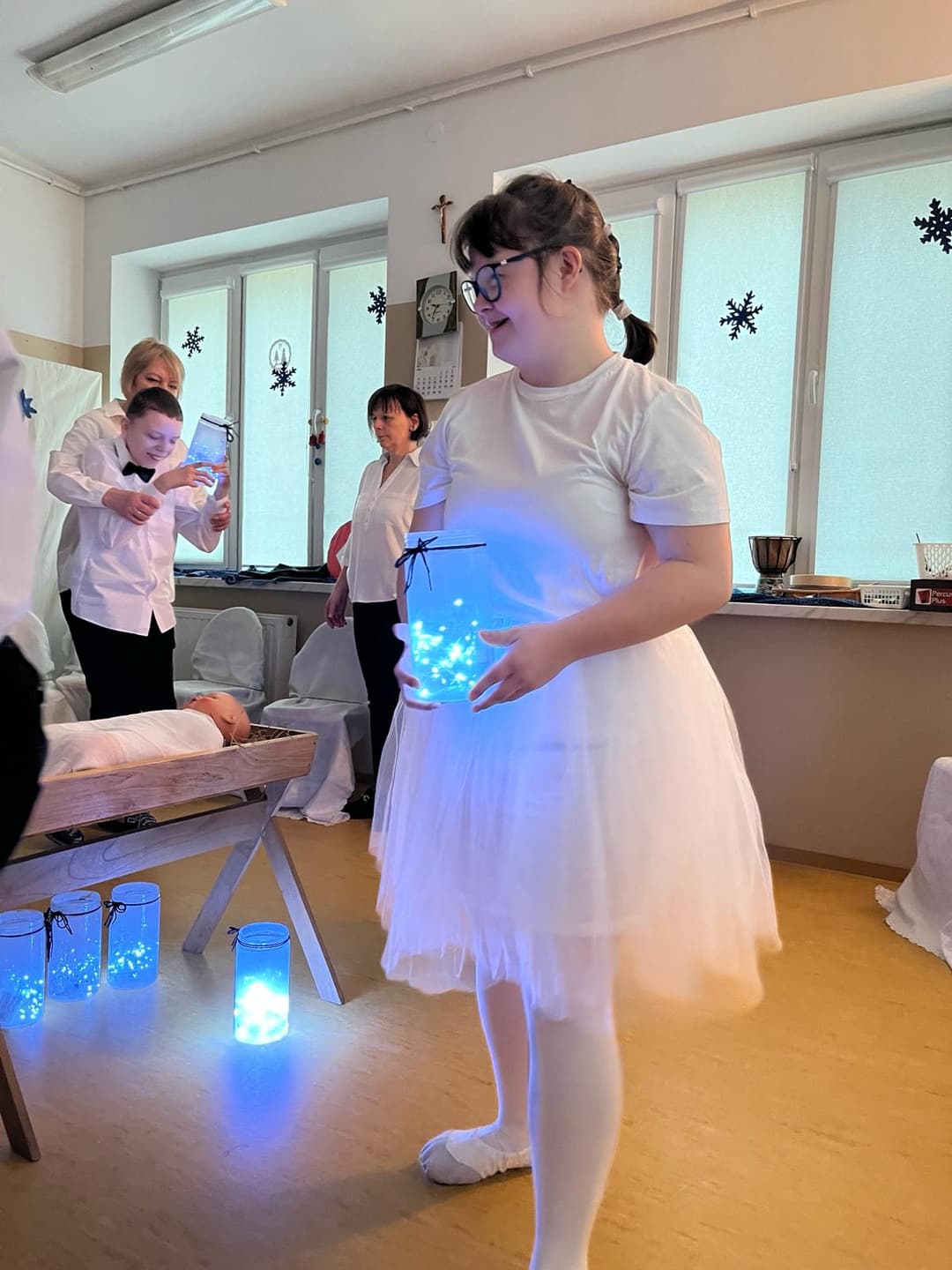 Między światłem, a ruchem… | Dziewczynka ubrana na biało z lampionem .jpg