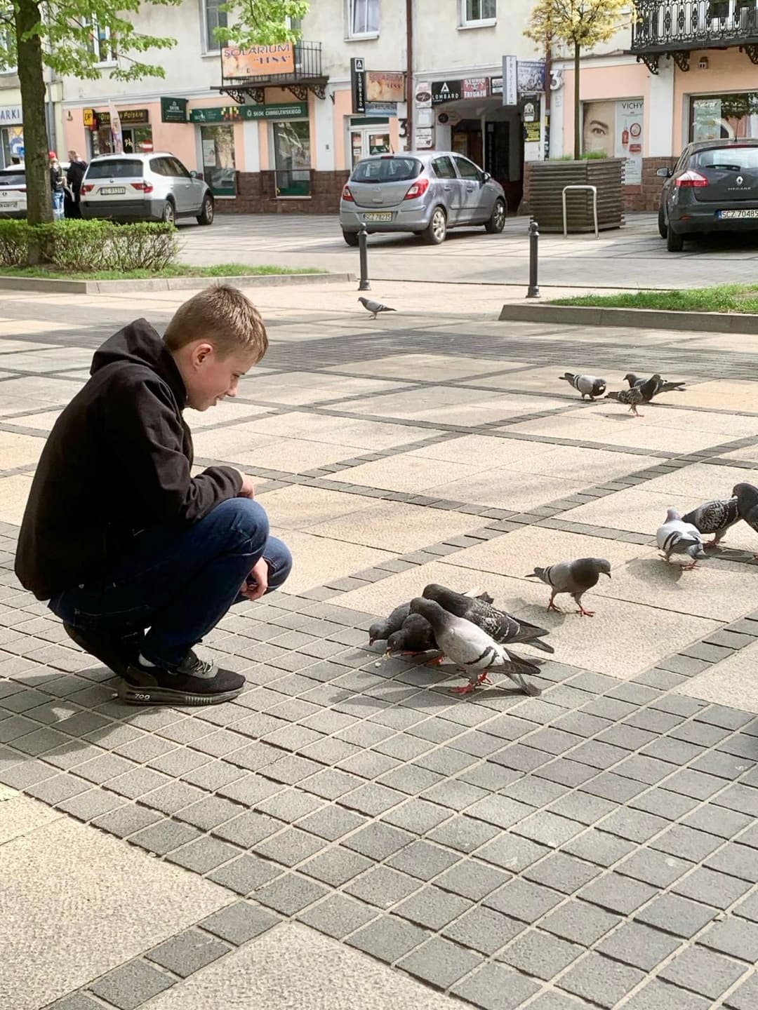 III miejsce dla Kacpra w konkursie ogólnopolskim | Chłopiec karmi gołębie.jpg