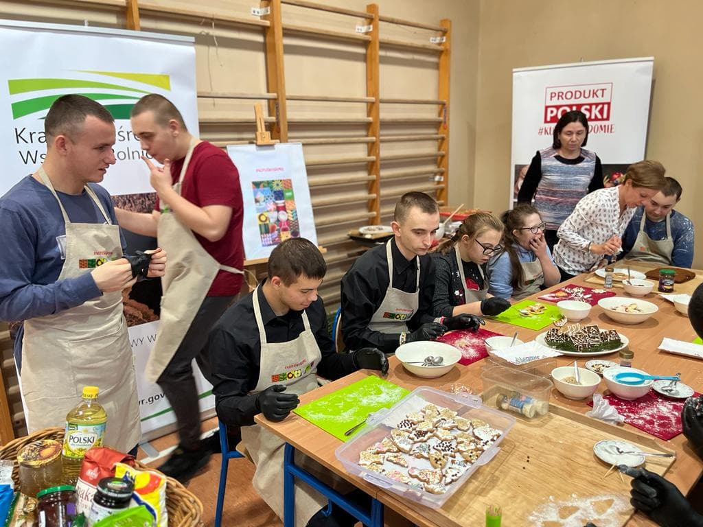 Świątecznych wspomnień czar… | Uczniowie podczas zajęć kulinarnych dekorują ciastka.jpg