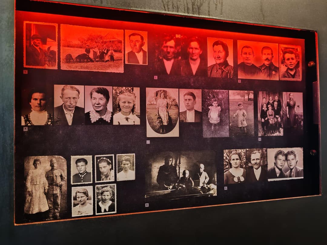 Muzeum w Markowej | Podświetlana tablica ze starymi zdjęciami.jpg