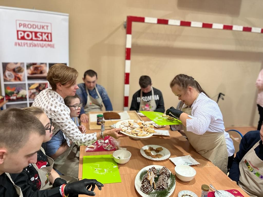Świątecznych wspomnień czar… | nauczycielka podaje na tacy uczennicy ciastka .jpg